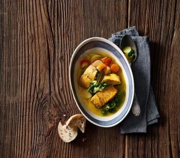 Safran-Gemüse-Suppe mit Lachs